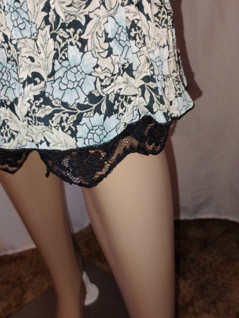 Worthington | Black Blue & White Floral Skirt | XL | Used Good - Picture 4 of 4